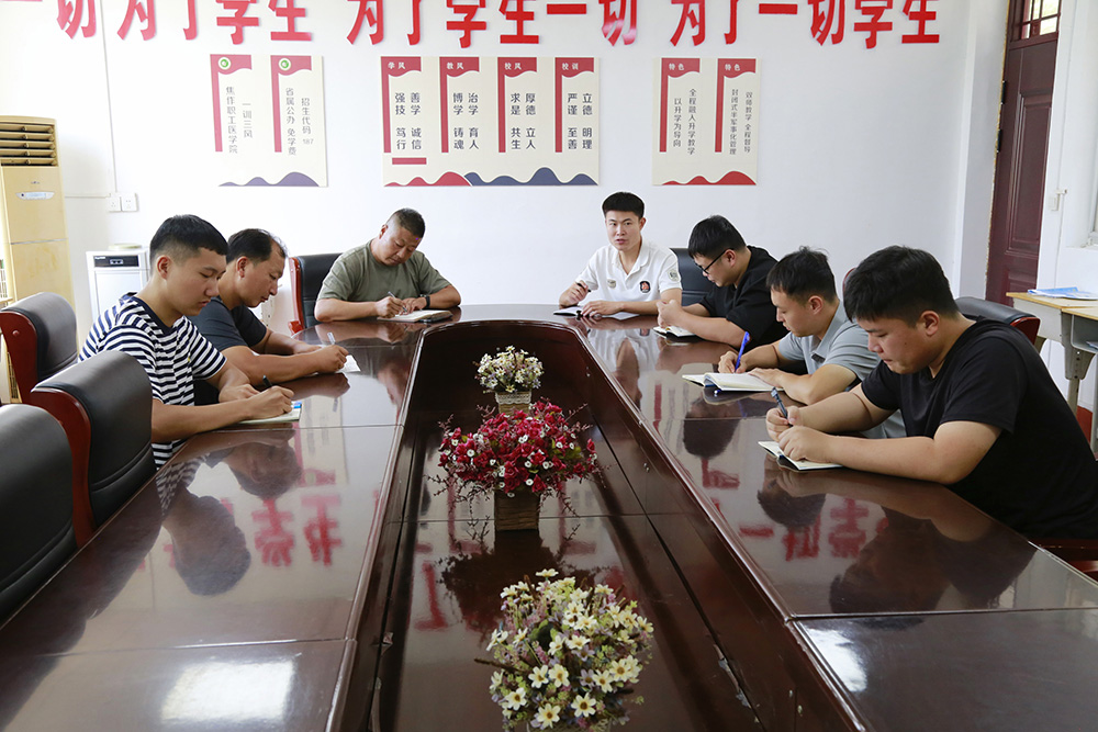 筑牢校园安全防线，全力护航开学季?>                                                                                            																							</a>
																						</li>

																						

																						<li>
																							<a href=